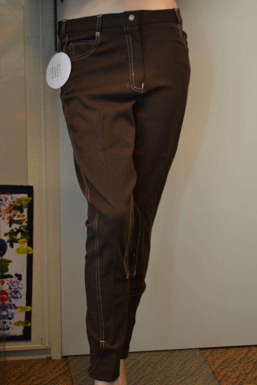 Een paardrijbroek voor dames, met onder andere de volgende kenmerken:
- vervaardigd van een weefsel van -volgens opgave- 92% katoen en 8% lycra;
- een ritssluiting en een schuifgespsluiting aan de voorzijde, rechts over links sluitend;
- een boord voorzien van riemlussen;
- 2 insteekzakken aan de voorzijde, waarvan 1 zak is voorzien van een klein zakje;
- 2 opgenaaide zakken aan de achterzijde, waarvan 1 zak is voorzien van een logo;
- een rondgenaaid zitvlak;
- opgenaaide kniestukken aan de binnenzijde van beide pijpen;
- aan de uiteinden van de broekspijpen voorzien van een split met klittenbandsluiting.
Het artikel is opgemaakt voor de verkoop in het klein in een doorzichtige zak van kunststof, voorzien van een haak, een drukknopsluiting en een vel papier met productinformatie. Omdat het hier een kledingstuk betreft, kan indeling als zadel- en tuigmakerswerk voor dieren niet plaatsvinden.