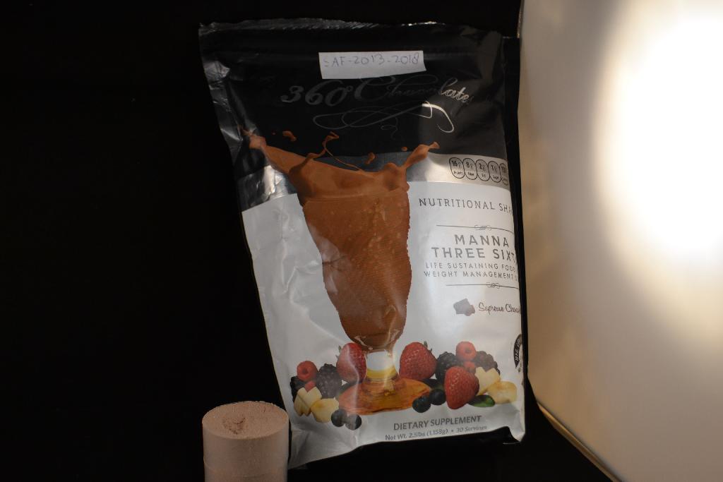 Een voedingssupplement met -volgens opgave- onder andere de volgende kenmerken en ingrediënten:
- in de verschijningsvorm van een lichtbruin poeder;
- weiproteïne-isolaat;
- cacao;
- xylitol;
- smaakstoffen;
- xanthan gum;
- stevia;
- bestemd voor de bereiding van dranken.
Het voedingssupplement is opgemaakt voor de verkoop in het klein en wordt aangeboden in een kunststof zak met een nettogewicht van 1158 gram. Volgens opgave bevat het product cacao, derhalve kan het niet worden ingedeeld onder GS-post 2106 van de gecombineerde nomenclatuur.