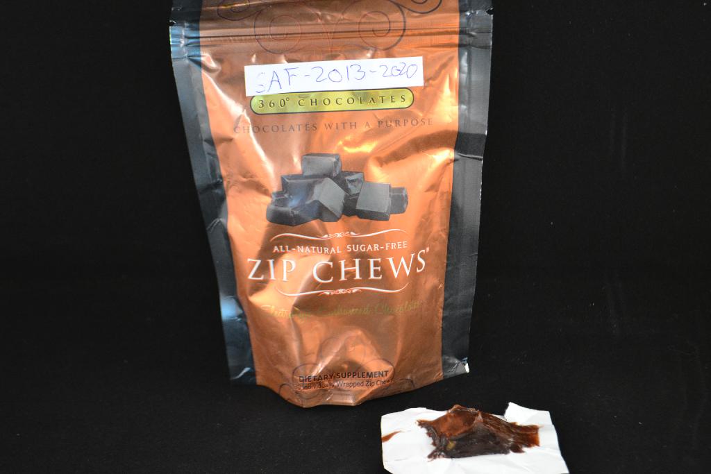 Een toffee met -volgens opgave- onder meer de volgende kenmerken en ingrediënten::
- bestemd voor menselijke consumptie;
- vierkant, bruin van kleur, kneedbaar;
- vitamine B12;
- acai-extract;
- appelextract;
- cranberryextract;
- cacao;
- stevia.
Het product wordt aangeprezen als voedingssupplement. Het betreft een andere bereiding voor menselijke consumptie die cacao bevat en geen melkvet of melkproteïnen. Het sacharosegehalte bedraagt minder dan 70 gewichtspercenten. Het wordt aangeboden voor de verkoop in het klein in een zakje, inhoudende 30 stuks apart verpakte toffees.