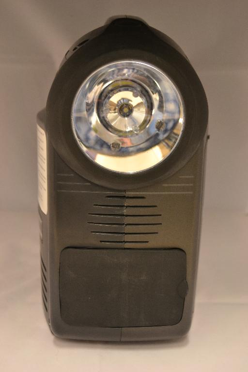 Een gecombineerd artikel, zijnde een zogenoemde jumpstarter met een elektrische accumulator, statische omvormer en een elektrische led-lamp in één behuizing met –volgens opgave- onder andere de volgende uiterlijke en technische kenmerken:
- in een behuizing van kunststof;
- oplaadbaar door middel van het roteren van de geïntegreerde dynamo
  arm, via het lichtnet, via de sigarettenaansluiting van een auto
  of via een zonnepaneel;
- voorzien van een loodaccu met niet vloeibaar elektrolyt met een
  capaciteit van 12 Ah;
- een uitgangsspanning van 5, 12 of 17 Volt DC of 220/240 Volt AC;
- de kabels zijn voorzien van een krokodillenklem;
- voorzien van een USB-aansluiting en een LCD-afleesscherm;
- bestemd voor het opladen van een auto-accu en diverse andere
  mobiele apparaten.
De kenmerkende hoofdfunctie wordt toegekend aan de elektrische accumulator zoals bedoeld bij GS-post 8507 van de gecombineerde nomenclatuur. Het apparaat wordt aangeboden tezamen met niet karakterbepalende goederen zoals een adapter en een aansluitkabel.