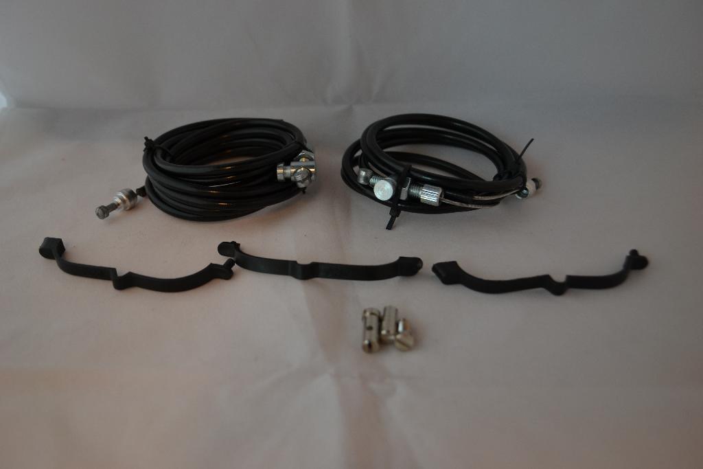 Een remkabelset voor een rijwiel (fiets) bestaande uit:
- een binnen kabel van metaal voorzien van nippels;
- een buitenmantel van metaal omhuld met kunststof;
- 3 eindnippels van metaal; 
- 3 kabelhouders van kunststof.
Het geheel is opgemaakt voor de verkoop in het klein en is verpakt in een blisterverpakking voorzien van een gebruiksaanwijzing.
De set wordt aangemerkt als een deel of toebehoren van een remsysteem van een rijwiel zoals bedoeld bij GS-post 8714 van de gecombineerde nomenclatuur.