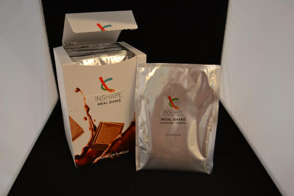 Een voedingsupplement, met –volgens opgave- onder andere de volgende kenmerken en ingrediënten:
- in de vorm van een bruin poeder;
- sojaproteїne;
- erythritol:
- rebaudioside A;
- cacao;
- chicory inuline;
- cellulose gum;
- chocolade smaakstof;
- garcinia cambogia extract;
- zeezout;
- zeewier extract.
Het voedingssupplement moet worden aangemerkt als een bereiding voor dranken, die cacao bevat. Door de toevoeging van cacao dient het product onder hoofdstuk 18 van de gecombineerde nomenclatuur te worden ingedeeld. Het product is opgemaakt voor de verkoop in het klein en wordt aangeboden in een zakje van 30 gram, in een verpakking met een inhoud van 10 zakjes.
