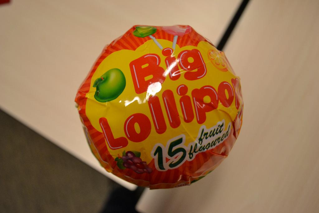 Snoepgoed, met –volgens opgave- onder andere de volgende kenmerken en ingrediënten:
- in de verschijningsvorm van lollies;
- suiker;
- glucosestroop;
- citroenzuur;
- geen cacao bevattend.
De lollies zijn opgemaakt voor de verkoop in het klein, per 15 stuks verpakt in een grote lolly van kunststof. Het betreft ander suikerwerk zonder cacao, met een suikergehalte (het gehalte aan invertsuiker, berekend als sacharose, daaronder begrepen) van minder dan 70 gewichtspercenten.