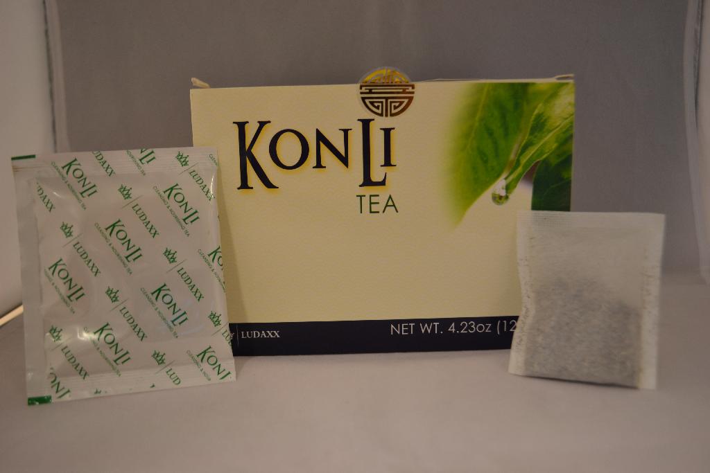Een bereiding op basis van thee, met -volgens opgave- onder andere de volgende ingrediënten en kenmerken:
- voor de vervaardiging van dranken; 
- camellia sinensis;
- gynostemma;
- crataegus; 
- coix;
- manyprickle;
- overige plantendelen;
- volledig oplosbaar in warm of koud water.
Het product is opgemaakt voor de verkoop in het klein en is voorzien van gegevens omtrent gebruiksdoel en dosering, met een inhoud van 30 zakjes à 4 gram, totaal 120 gram netto. Het monster is geen thee van GS-post 0902, maar een bereiding van thee zoals bedoeld bij GS-post 2101 van de gecombineerde nomenclatuur.
