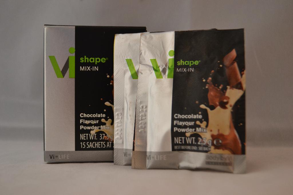 Een voedingssupplement, met -volgens opgave- onder andere de volgende ingrediënten en kenmerken:
- in de verschijningsvorm van een bruin poeder;
- maltodextrine;
- cacaopoeder;
- cacao-extract;
- smaakstoffen.
Het betreft een bereiding voor dranken, die cacao bevat, in verpakkingen met een netto-inhoud per onmiddellijke verpakking van niet meer dan 1 kg. Het product is opgemaakt voor de verkoop in het klein en wordt aangeboden in een kartonnen doosje, voorzien van gegevens omtrent gebruiksdoel en dosering, met een inhoud van 15 zakjes en een nettogewicht van 2,5 gram per zakje.