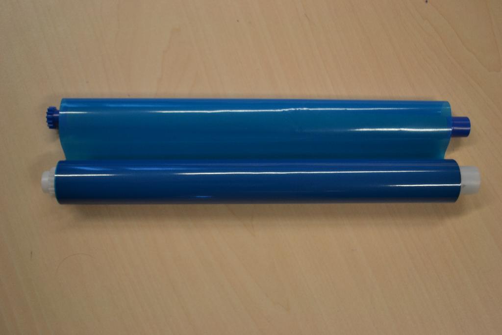 Een zogenoemde fax film (Printer Ribbon) met onder meer de volgende kenmerken:
- vervaardigd van kunststof;
- opgerold op 2 spoelen met een breedte van ongeveer 21 cm;
- in de kleur zwart;
- geschikt voor een faxapparaat.
De fax film is opgemaakt voor de verkoop in het klein en is per 2 stuks verpakt in een doos.