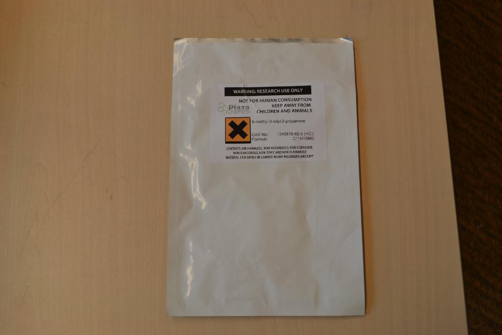 Een organisch chemisch product in de verschijningsvorm van een grof wit poeder. Het product is aan te merken als een aminoverbinding met zuurstofhoudende groepen, zoals bedoeld bij GS-post 2922 van de gecombineerde nomenclatuur.