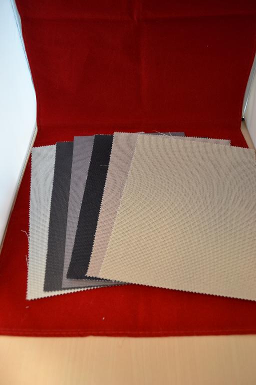 Een doek met –volgens opgave- onder andere de volgende samenstelling en kenmerken:
- bestaande uit een weefsel van polyester;
- aan één zijde, door middel van een impregneer- en indampingsproces, voorzien van een deklaag 
  bestaande uit aluminium, fosfor en titaan;
- wordt gebruikt voor zonwering.
Het doek wordt aangeboden op rollen met een breedte van ongeveer 190 cm en 240 cm en is verkrijgbaar in 6 kleuren. Het product wordt aangemerkt als een weefsel, anderszins geïmpregneerd, bekleed of bedekt zoals bedoeld bij GS-post 5907 van de gecombineerde nomenclatuur.