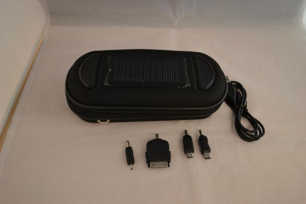Een zogenoemde solar charger speakertas met -volgens opgave- onder andere de volgende uiterlijke en technische kenmerken: 
- een draagtasje voorzien van een ritssluiting met een compartiment voor mobiele apparaten zoals bijvoorbeeld 
  een mobiele telefoon of een mp-3 speler;
- 2 ingebouwde luidsprekers van 3 Watt met een 3,5 mm audio connector voor aansluiting op een audiobron;
- aan de buitenzijde voorzien van een zonnepaneel met fotovoltaïsche cellen voor het rechtstreeks omzetten van zonlicht in 
  elektrische energie;
- een aansluiting voor het opladen van mobiele apparaten;
- voorzien van led-indicatie lampjes voor de speaker en de oplaadfunctie;
- afmetingen van ongeveer (L x B x H) 19 x 10 x 5 cm.
Het geheel wordt aangeboden tezamen met niet karakterbepalende kabeltjes en adapters. De kenmerkende hoofdfunctie wordt toegekend aan de luidsprekers zoals bedoeld bij GS-post 8518 van de gecombineerde nomenclatuur.