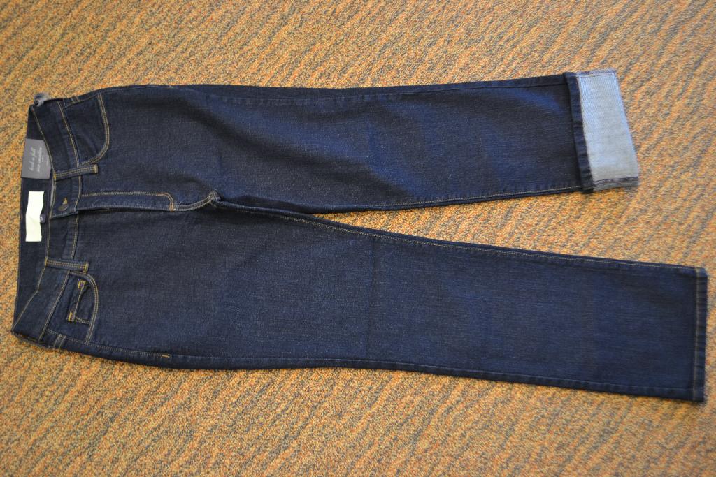 Een lange broek van een weefsel van katoen (stretch-denim) met onder meer de volgende kenmerken:
- vervaardigd van -volgens opgave- 99% katoen en 1% elasthaan;
- traditioneel Denim geweven (ketting keperbinding);
- een zogenoemde five-pocket jeans met aan de voorzijde zakken en 2
  opgestikte zakken aan de achterzijde;
- een tailleband, niet voorzien van een label aan de
  achterzijde, met riemlussen;
- aan de voorzijde een opening voorzien van een ritssluiting met
  een overslag links over rechts en een knoop;
- de lengte van de rits is ongeveer 11 cm;
- model straight;
- vallend tot op of over de enkel.
De snit van de broek geeft duidelijk weer dat deze is ontworpen om te worden gedragen door dames of meisjes.