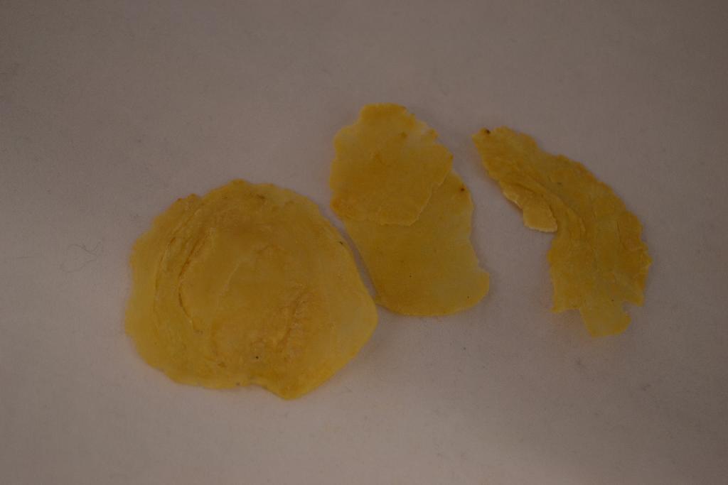 Een bereiding van zaden met –volgens opgave- onder andere de volgende kenmerken:
- in de verschijningsvorm van dunne, harde, onregelmatige platte beige schijfjes;
- van de melindjoe plant (Gnetum gnemon);
- gepeld;
- platgeslagen met een hamertje;
- gedroogd in de zon;
- geroosterd.
Het product wordt aangeboden in een verpakking met een netto inhoud van meer dan 1 kg.