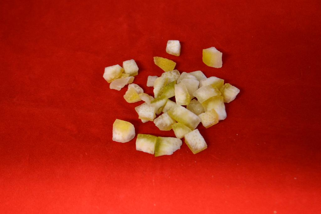 Gedroogde blokjes pomelo in de vorm van geel fruit met schil -volgens opgave- bestaande uit 
- pomelo;
- suiker;
- citroenzuur; 
- sodium; 
- geweekt, gekookt en geweekt in suikerstroop;
- een grootste afmeting van ongeveer 1 cm.
Het product wordt aangeboden in dozen met een gewicht van 20 kg.   
Het product wordt aangemerkt als zijnde vruchtenschillen, gekonfijt met meer dan 70 gewichtsprocenten suiker, zoals bedoeld bij GN-onderverdeling 2006 00 38 van de gecombineerde nomenclatuur.