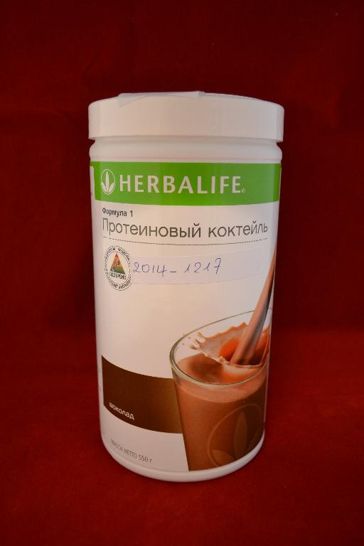 Een voedingssupplement met -volgens opgave- onder andere de volgende kenmerken en ingrediënten:
- in de verschijningsvorm van een bruin poeder;
- sojaproteïne isolaat;
- melkproteïne;
- fructose poeder;
- cacaopoeder;
- mineralen;
- vitaminen;
- sucralose poeder.
Het product wordt aangemerkt als een bereiding voor dranken die cacao bevat, in verpakkingen met een netto inhoud per onmiddellijke verpakking van minder dan 1 kg. Het product is opgemaakt voor de verkoop in het klein en wordt aangeboden in een kunststof pot met een nettogewicht van 550 gram.