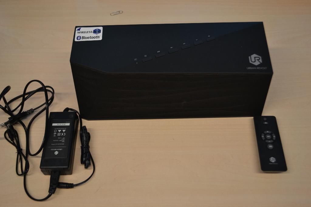 Een 3D draadloze luidspreker met onder meer de volgende functies en technische kenmerken:
- een klankkast voorzien van 6 luidsprekers met afmetingen van 130 x 356 x 118 mm;
- RMS power 60 Watt- Peak 120W – frequency range 150 Hz; 
- voorzien van 2.0 Bluetooth technologie;
- aan de bovenzijde voorzien van diverse bedieningsknoppen;
- aan de achterzijde aansluitmogelijkheden voor USB (alleen voor stroomvoorziening), keuzeknop 
  A/B, AUX/ IN en DC/IN;
- draadloze aansluitmogelijkheden voor onder andere een tablet, een smartphone, een PC en een laptop bedoeld 
  voor het afspelen van muziek of het weergeven van geluid;
- een ingebouwde microfoon voor “handsfree” telefoneren.  
Het apparaat kan niet worden aangemerkt als een toestel voor het ontvangen, omzetten en zenden of regenereren van spraak, van beelden of andere gegevens zoals bedoeld bij GN-onderverdeling 8517 62 00 omdat het toestel geen headset betreft die voornamelijk of hoofdzakelijk wordt gebruikt in combinatie met een telefoontoestel en niet in het oor kan worden geplaatst.
Het apparaat is opgemaakt voor de verkoop in het klein en is verpakt in een doos tezamen met niet karakterbepalende goederen zoals een statische omvormer, een afstandsbediening, aansluitkabels en een gebruiksaanwijzing. De kenmerkende hoofdfunctie wordt toegekend aan de luidsprekers zoals bedoeld bij GS-post 8518 van de gecombineerde nomenclatuur.