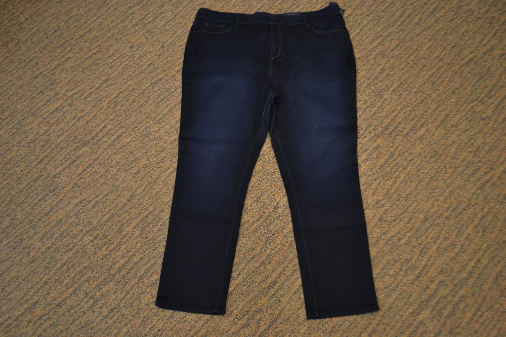 Een lange broek van weefsel van katoen met onder meer de volgende kenmerken:
- vervaardigd -volgens opgave- van katoen, polyester en elasthaan;
- traditioneel Denim geweven (ketting keperbinding);
- een zogenoemde five-pocket jeans met aan de voorzijde 2 steekzakken en 2 opgestikte zakken aan de 
  achterzijde;
- een tailleband met riemlussen, niet voorzien van een label aan de achterzijde;
- aan de voorzijde een opening voorzien van een ritssluiting met een overslag links over rechts en een knoop;
- vallend tot op of over de enkel.
De snit van de broek geeft duidelijk weer dat deze is ontworpen om te worden gedragen door dames of meisjes.