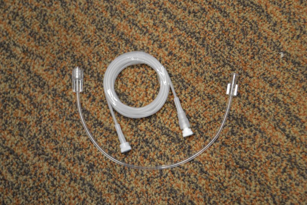 Een zogenoemde tubing, bedoeld voor het gebruik tijdens operaties, met –volgens opgave- onder andere de volgende kenmerken:
- een flexibele slang van pvc of van polyethyleen;
- in diverse lengtes, variërend van 25 - 200 cm; 
- voorzien van een vrij te bewegen kunststof doseerklem met wieltje;
- aan de uiteinden voorzien van een verbindingsstuk van kunststof met een opening; 
- voor éénmalig gebruik;
- per stuk steriel verpakt.
Indeling onder post 9018 als deel of toebehoren van een chirurgisch instrument is uitgesloten omdat de goederen niet als zodanig herkenbaar zijn. De goederen worden daarom ingedeeld onder GS-post 3917 van de gecombineerde nomenclatuur als slangen met hulpstukken, van kunststof.