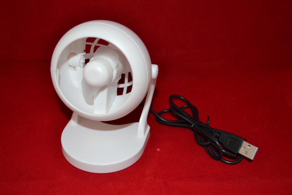Een tafelventilator met onder andere de volgende kenmerken:
- vervaardigd van kunststof;
- in de vorm van een turbine;
- een ingebouwde elektromotor;
- een vermogen van niet meer dan 125 Watt;
- een aan-/uitknop;
- een vaste USB-kabel voor aansluiting op de USB-poort van een computer;
- verstelbaar.
Het artikel is opgemaakt voor de verkoop in het klein in een doos van karton tezamen met een gebruiksaanwijzing.