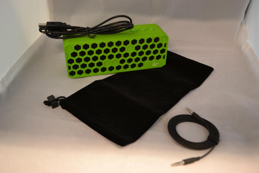 Een draadloze luidspreker met –volgens opgave- onder andere de volgende uiterlijke en technische kenmerken:
- een klankkast voorzien van 2 ingebouwde speakers met een vermogen van elk 2,5 Watt;
- een behuizing van kunststof, aan de buitenkant voorzien van een zeskantmotief; 
- aan de bovenzijde voorzien van 3 bedieningstoetsen;
- aan de zijkant voorzien van een aan- en uitknop en aansluitmogelijkheden voor USB voor de stroomvoorziening 
  en AUX/ IN (3,5 mm Jack);
- draadloze aansluitmogelijkheden voor onder andere een tablet, een smartphone en een PC bedoeld voor het afspelen 
  van muziek of weergeven van geluid; 
- werkend met 2.1 Bluetooth;
- een ingebouwde microfoon voor “handsfree” telefoneren;
- een ingebouwde oplaadbare batterij;
- afmetingen van 49 x 64 x 165 mm en een gewicht van ongeveer 400 gram.
Het apparaat is opgemaakt voor de verkoop in het klein en is verpakt in een kartonnen doos tezamen met niet karakterbepalende goederen zoals een USB-oplaadkabel, een 3,5 mm kabel, een opberghoesje van textiel en een gebruiksaanwijzing.