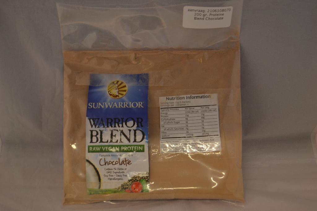 Een bereiding voor menselijke consumptie met -volgens opgave- onder andere de volgende kenmerken en ingrediënten:
- in de verschijningsvorm van een bruin poeder;
- erwteneiwit;
- cacao;
- cacao boter;
- stevia;
- cranberry proteïne;
- hennepzaad.
Het product is opgemaakt voor de verkoop in het klein en wordt aangeboden in een verpakking van kunststof met een nettogewicht van 987 gram. Door de aanwezigheid van cacao is indeling onder GS-post 2106 niet mogelijk. Het betreft een bereiding voor dranken die cacao bevat, in verpakkingen met een netto inhoud per onmiddellijke verpakking van niet meer dan 1 kg, zoals bedoeld bij GN-onderverdeling 1806 9070 10 van de gecombineerde nomenclatuur.