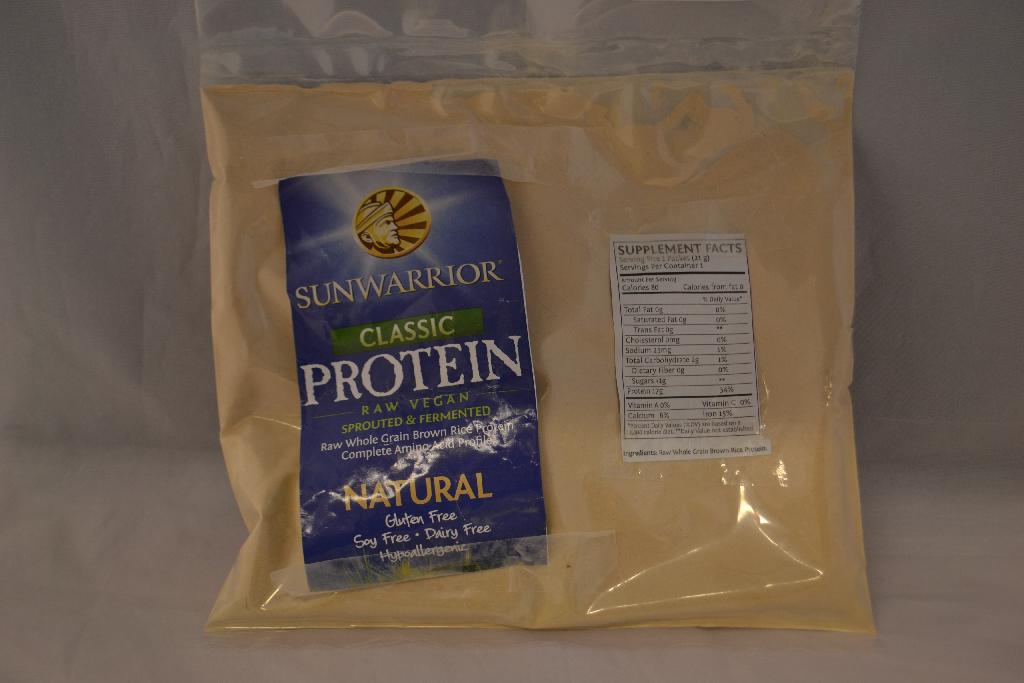 Een voedingssupplement in de verschijningsvorm van een beige poeder -volgens opgave- bevattend bruine rijst proteïne. Het product is opgemaakt voor de verkoop in het klein in verpakkingen van kunststof met een nettogewicht van 500 of 1000 gram. Het betreft een product voor menselijke consumptie bevattende geen of minder dan 1,5% van melk afkomstige vetstoffen en geen of minder dan 5% sacharose, isoglucose, glucose of zetmeel. Het product is een proteïneconcentraat zoals bedoeld bij GN-onderverdeling 2106 10 20 van de gecombineerde nomenclatuur.
