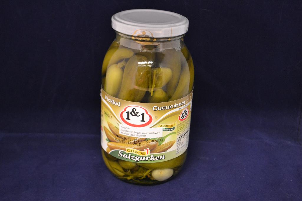 Augurken, bereid of verduurzaamd in azijn of azijnzuur met –volgens opgave- onder andere de volgende kenmerken en ingrediënten:
- knoflook;
- water;
- azijn;
- peper;
- groenten;
- zout.
Het product is opgemaakt voor de verkoop in het klein in een glazen pot met een netto-inhoud van 670 gram.