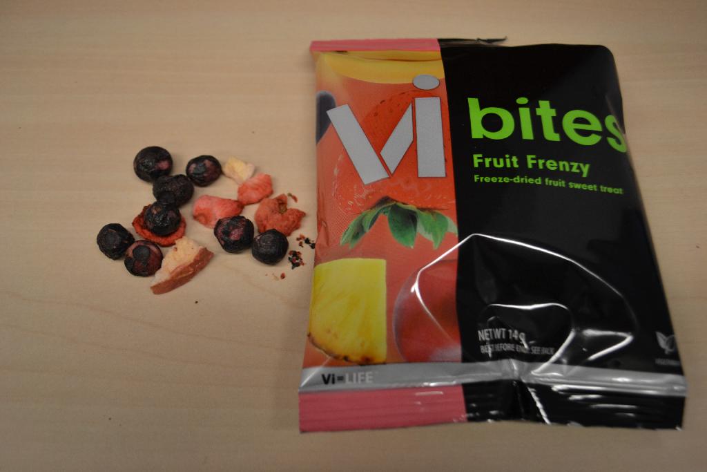 Een snack van gevriesdroogd fruit met onder meer de volgende kenmerken en ingrediënten;
- banaan;
- ananas;
- appel;
- aardbei;
- blauwe bessen;
- ascorbinezuur;
- citroenzuur;
- met toegevoegde suiker;
- zout.
Het product is opgemaakt voor de verkoop in het klein en wordt aangeboden in een omdoos met 7 zakjes elk met een inhoud van 14 gram.