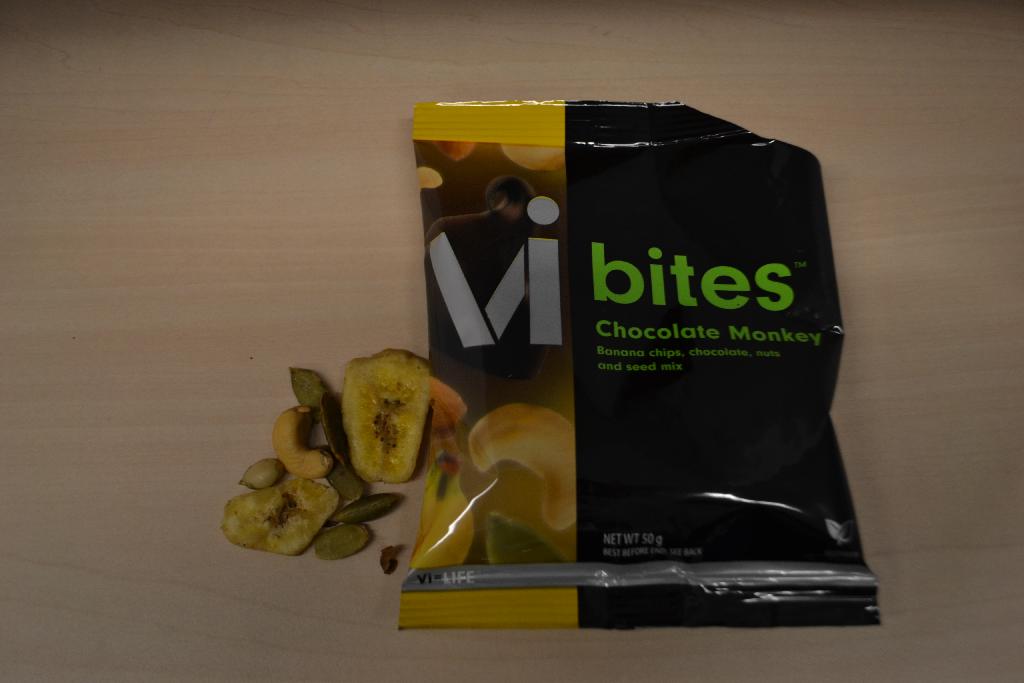 Een bereiding voor menselijke consumptie met -volgens opgave- onder andere de volgende kenmerken en
ingrediënten:
- pompoenzaad;
- amandelstukjes;
- cashewnoten;
- schijfjes banaan;
- chocoladebrokjes;
- kokosnootolie;
- suiker;
- maltodextrine;
- gemodificeerd zetmeel;
- soja lecithine.
Het product is opgemaakt voor de verkoop in het klein in een kartonnen verpakking, inhoudende 7 sachets met
een nettogewicht van 50 gram elk. Door de aanwezigheid van cacao is indeling onder GS-post 2008 niet mogelijk.
Het betreft een andere bereiding voor menselijke consumptie die cacao bevat, in verpakkingen met een
netto-inhoud per onmiddellijke verpakking van niet meer dan 1 kg, met een sacharosegehalte van minder dan 70
gewichtspercenten zoals bedoeld bij GN-onderverdeling 1806 90 90 11 van de gecombineerde nomenclatuur.