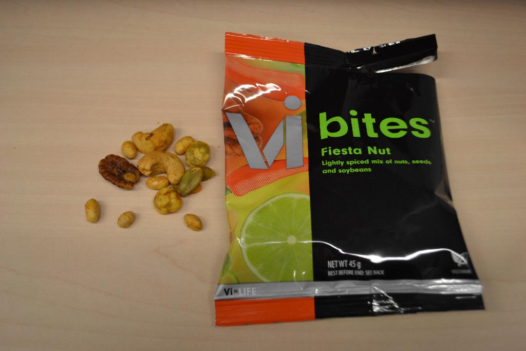 Een bereiding van noten en zaden met –volgens opgave- onder andere de volgende kenmerken en ingrediënten:
- geroosterde cashewnoten;
- pecannoten;
- geroosterde pompoenzaden;
- geroosterde sojabonen;
- gedroogde erwten;
- diverse kruiden;
- zetmeel;
- maltodextrine.
Het product is opgemaakt voor de verkoop in het klein in een kartonnen verpakking inhoudende 7 sachets met een netto-inhoud van 45 gram per stuk. Het betreft noten en zaden, op andere wijze bereid of verduurzaamd, in een verpakking met een netto-inhoud van niet meer dan 1 kg, gebrand, zoals bedoeld bij GN-onderverdeling 2008 19 99 van de gecombineerde nomenclatuur.