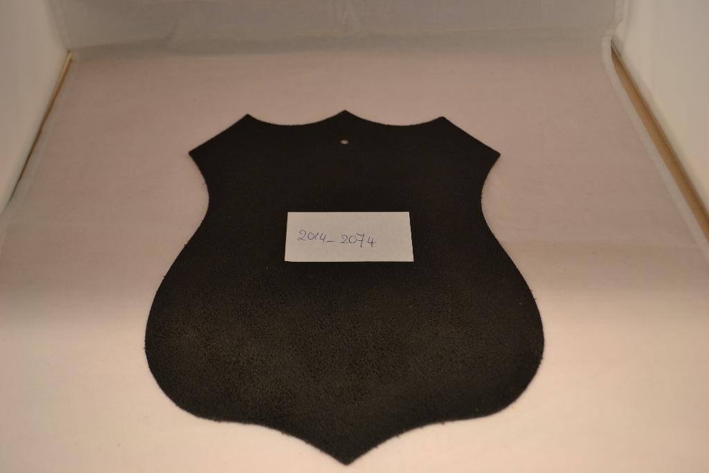Een doek met –volgens opgave- onder andere de volgende samenstelling en kenmerken:
- een onderlaag bestaande uit leder;
- een tussenlaag bestaande uit kettingbreiwerk van synthetische vezels van polyester;
- een bovenlaag bestaande uit versmeltingen;
- wordt gebruikt als meubelstof.
Het product wordt geleverd op rollen met een breedte van ongeveer 140 cm en een lengte van ongeveer 30 meter. Het product wordt aangemerkt als een weefsel, anderszins geïmpregneerd, bekleed of bedekt zoals bedoeld bij GN-onderverdeling 5907 00 00 van de gecombineerde nomenclatuur.