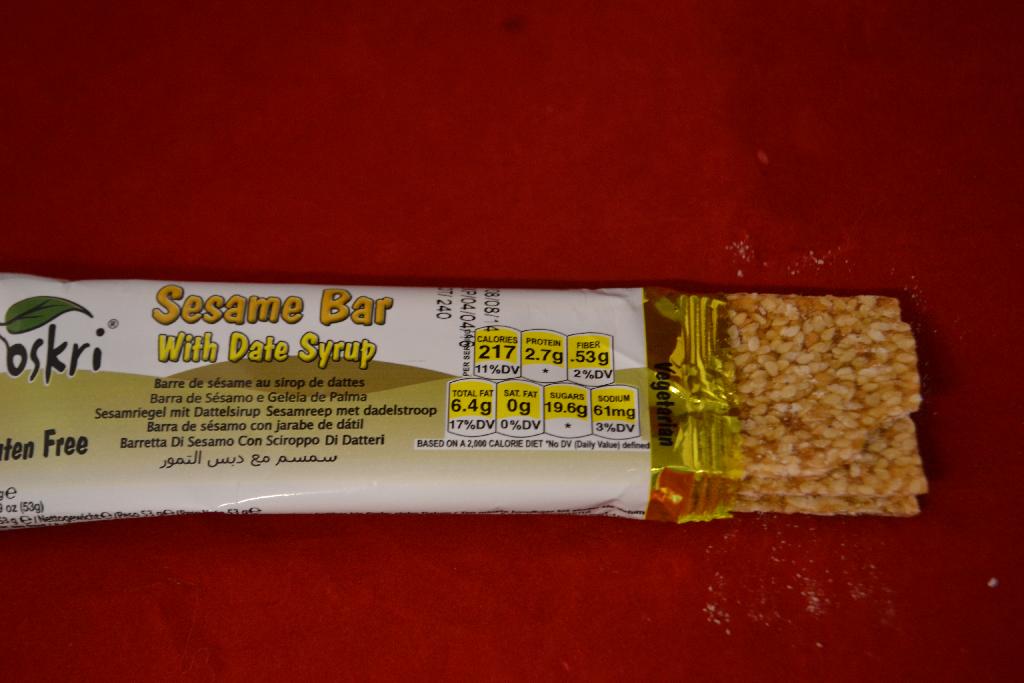 Een bereiding van zaden met -volgens opgave- onder andere de volgende kenmerken en ingrediënten:
- in de vorm van een reep;
- sesamzaad;
- rijstsiroop;
- dadelsiroop.
Het product is opgemaakt voor de verkoop in het klein en is verpakt in een folie met een nettogewicht van 53 gram. Het betreft zaden, op andere wijze bereid of verduurzaamd, in een verpakking met een netto-inhoud van niet meer dan 1 kg, zoals bedoeld bij GN-onderverdeling 2008 19 99 van de gecombineerde nomenclatuur.