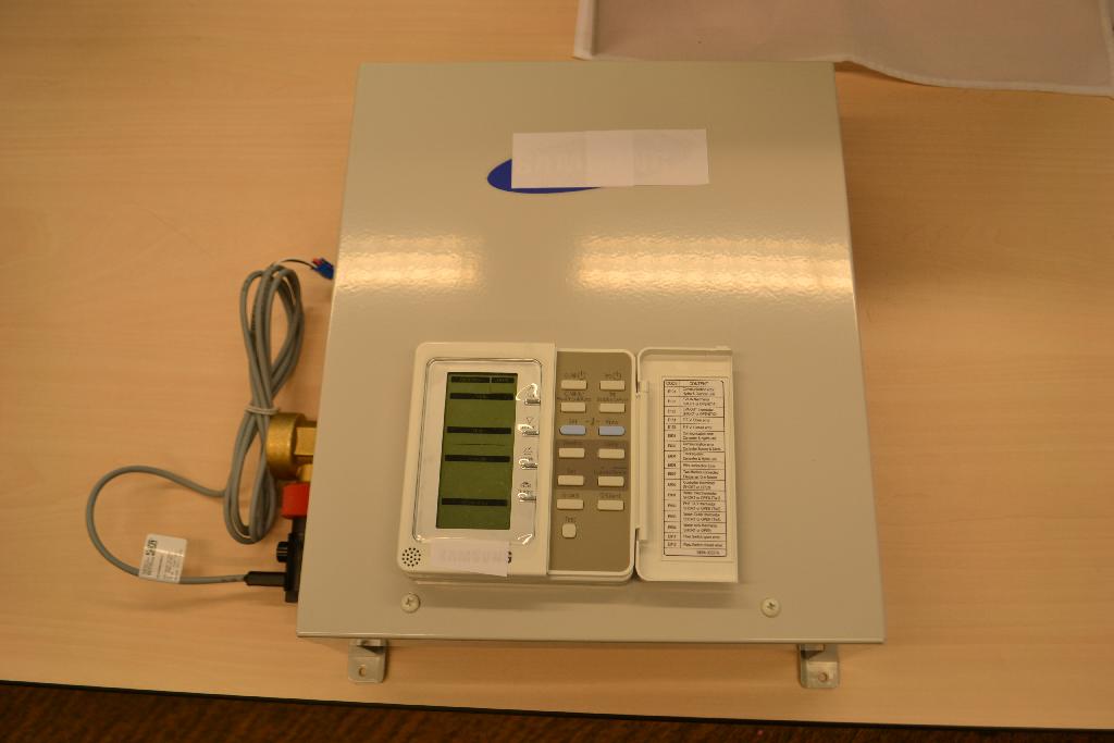 Een zogenaamde mono control kit, bestaande uit een controle box, een bedieningspaneel, een stromingsschakelaar en kabels, met –volgens opgave- onder andere de volgende uiterlijke en technische kenmerken;
- een controle box in een 2-delige behuizing van onedel metaal;
- voorzien van een printplaat met passieve- en actieve schakelingen;
- 7EA draadhouders in 2 verschillende soorten;
- aan de onderzijde voorzien van 4 openingen van rubber voor de bedrading;
- een bedieningspaneel in een behuizing van kunststof;
- aan de voorzijde voorzien van bedieningstoetsen achter een klepje en een scherm met 4 toetsen;
- een 1 inch peddel stromingsschakelaar voor het detecteren van stroming in het cv-water circuit;
- vervaardigd van koper en kunststof en voorzien van een aansluitkabel met een stekker;
- een rode en een blauwe 1EA kabel met een lengte van 15 m;
- voorzien van temperatuursensoren en aansluitstekkers; 
- een grijze 1EA kabel met 4 kernen en met een lengte van 15 m voor het bedieningspaneel;
- voorzien van een aansluitstekker en 4 contactverbindingen;
- een zwarte kabel met 2 kernen, voorzien van 2 stekertjes en een aansluitstekker.
Het geheel vormt een functionele eenheid die werkt als een automatische regelaar binnen een klimaatbeheersingssysteem.