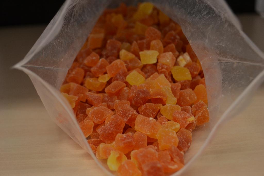 Vruchten, op andere wijze bereid of verduurzaamd met –volgens opgave- onder andere de volgende kenmerken:
- bestaande uit in kleine stukjes gesneden papaja’s;
- afmetingen van ongeveer 1 x 1 x 1 cm;
- gedroogd; 
- zonder toegevoegde alcohol;
- bevat toegevoegde suiker;
- in verpakkingen met een netto-inhoud per onmiddellijke verpakking van meer dan 1 kg;