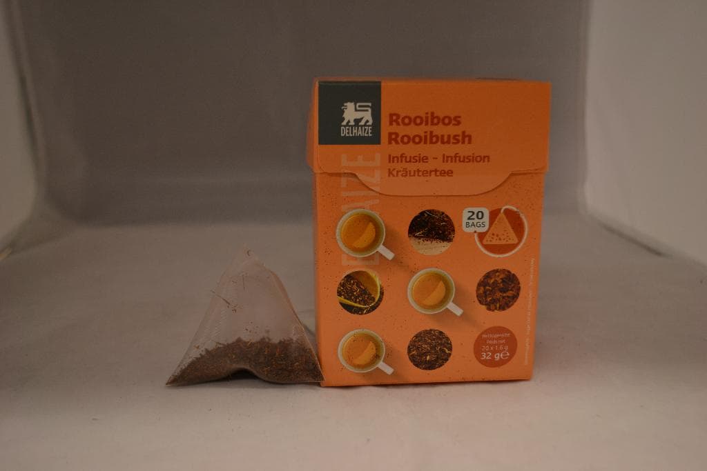 Kruidenthee met –volgens opgave- onder andere de volgende kenmerken:
- in de verschijningsvorm van theebuiltjes gevuld met roodbruine plantendelen;
- fijngemaakt;
- gedroogd;
- uitsluitend rooibos bevattend.
Het product is opgemaakt voor de verkoop in het klein en is per 20 stuks verpakt in een kartonnen verpakking met een nettogewicht van 32 gram.
