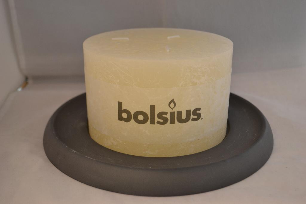 Een plateau met onder meer de volgende kenmerken:
- vervaardigd van gres;
- keramisch gebakken;
- in ronde vorm;
- een buitendiameter van 23 cm;
- een binnenring met een diameter van 14,5 cm.
Het artikel is bestemd om als onderzetter voor een kaars te dienen. De binnenring voldoet niet als een speciale voorziening voor een kaars zoals bedoeld bij GS-post 9405. Het plateau is een versieringsvoorwerp zoals bedoeld bij GS-post 6913 van de gecombineerde nomenclatuur.
