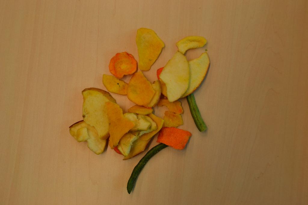 Een vruchten- en groentenbereiding met –volgens opgave- onder andere de volgende kenmerken en ingrediënten:
- in de verschijningsvorm van verschillende stukjes gedroogde groenten en vruchten;
- appel;
- perzik;
- groene bonen;
- zoete aardappel;
- wortelen;
- pompoen;
- plantaardige olie;
- maltose;
- gefrituurd.
Het product is opgemaakt voor de verkoop in het klein en is verpakt in een foliezak met een netto-inhoud van 2,5 kg. Het product wordt aangemerkt als een mengsel van niet-tropische vruchten, op andere wijze bereid of verduurzaamd, zonder toegevoegde alcohol, met toegevoegde suiker, zoals bedoeld bij GN-onderverdeling 2008 97 59 van de gecombineerde nomenclatuur.