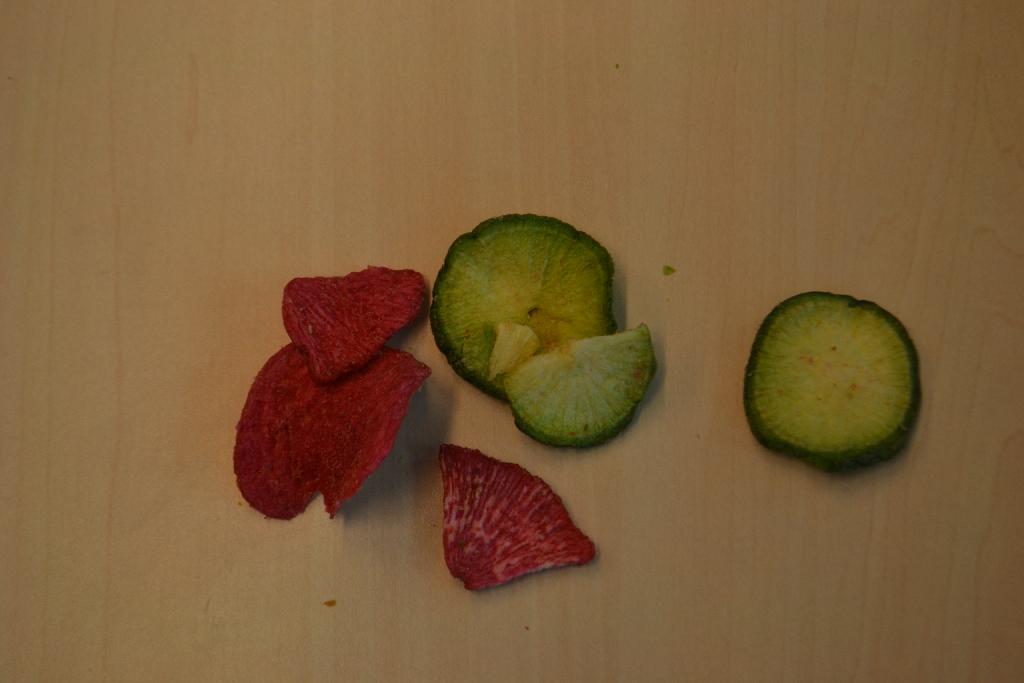 Een bereiding van groenten met –volgens opgave- onder andere de volgende kenmerken en ingrediënten:
- in de verschijningsvorm van gedroogde rode en groene stukjes; 
- groene radijs;
- rode radijs;
- plantaardige olie;
- maltose;
- gefrituurd.
Het product is opgemaakt voor de verkoop in het klein en is verpakt in een foliezak met een netto-inhoud van 2,5 kg. Het betreft een mengsel van groenten, op andere wijze bereid of verduurzaamd dan in azijn of azijnzuur, niet bevroren, zoals bedoeld bij GN-onderverdeling 2005 99 50 van de gecombineerde nomenclatuur.