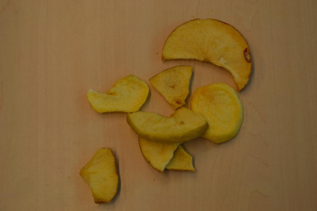 Een vruchtenbereiding met –volgens opgave- onder andere de volgende kenmerken en ingrediënten:
- in de verschijningsvorm van verschillende stukjes gedroogde vruchten;
- appel;
- perzik;
- plantaardige olie;
- maltose;
- gefrituurd.
Het product is opgemaakt voor de verkoop in het klein en is verpakt in een foliezak met een netto-inhoud van 2 kg. Het betreft een mengsel van niet-tropische vruchten, op andere wijze bereid of verduurzaamd, zonder toegevoegde alcohol, met toegevoegde suiker, zoals bedoeld bij GN-onderverdeling 2008 97 59 van de gecombineerde nomenclatuur.