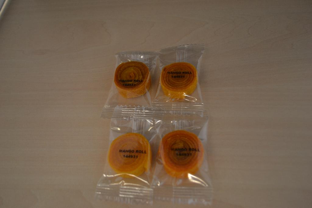 Een bereiding van vruchten met -volgens opgave- onder andere de volgende kenmerken en ingrediënten:
- in de vorm van een oranje, enigszins plakkerige rol;
- met toegevoegde suiker;
- mango.
Het product is opgemaakt voor de verkoop in het klein en is verpakt in een plastic zakje met een nettogewicht van 10 gram. Het betreft mango, op andere wijze bereid of verduurzaamd, geen alcohol bevattend, met toegevoegde suiker, in een verpakking met een netto-inhoud van niet meer dan 1 kg, zoals bedoeld bij GN-onderverdeling 2008 99 63 van de gecombineerde nomenclatuur.