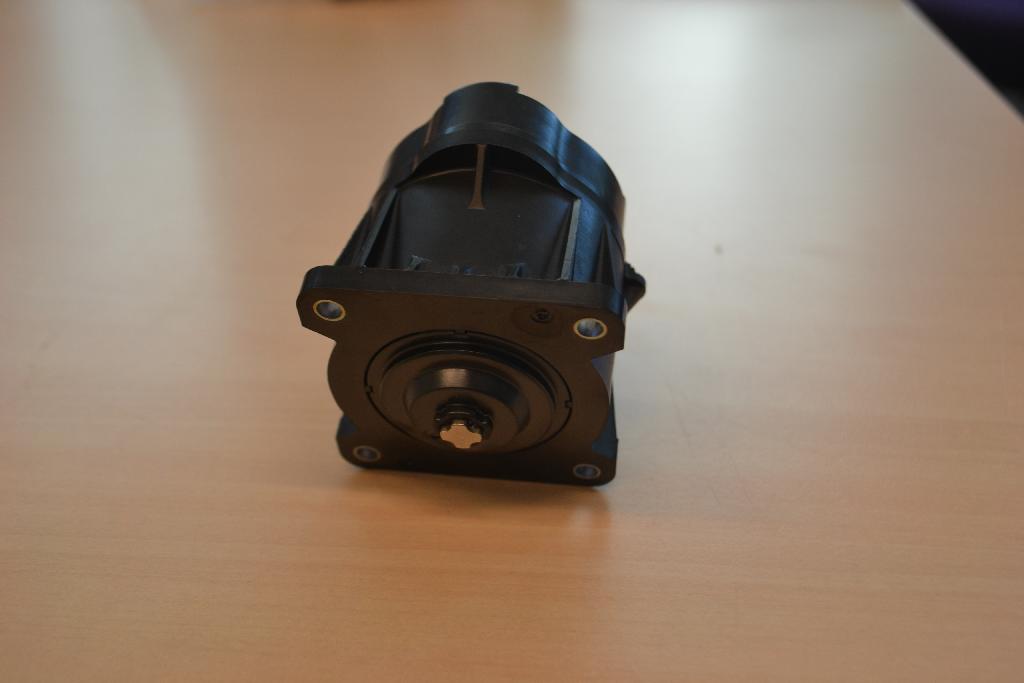 Een gelijkstroom elektromotor met –volgens opgave- onder andere de volgende uiterlijke en technische kenmerken:
- in een behuizing;
- een interne rotor;
- een stator;
- een driefasenwikkeling;
- contactborstels;
- een TYCO 284716-3 connector;
- een bevestigingsflens met een afmeting van 59 x 59 mm;
- een voedingsspanning van 12 Volt;
- een vermogen van 24,6 Watt;
- een temperatuurbereik van -30°C tot +130°C;
- een hoogte van 77,3 mm;
- een gewicht van 460 gram.   
De motor is bestemd voor een EGR-klep voor dieselmotoren.