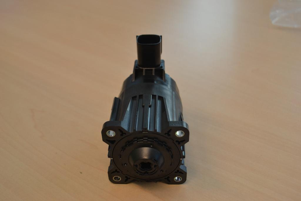 Een gelijkstroom elektromotor met –volgens opgave- onder andere de volgende uiterlijke en technische kenmerken:
- in een behuizing;
- een interne rotor;
- een stator;
- een driefasenwikkeling;
- contactborstels;
- een MOLEX 33472-0705 connector;
- een bevestigingsflens met een afmeting van 56 x 56 mm;
- een voedingsspanning van 12 Volt;
- een vermogen van 36 Watt;
- een temperatuurbereik van -30°C tot +150°C;
- een hoogte van 96 mm;
- een gewicht van 400 gram.   
De motor is bestemd voor een EGR-klep voor dieselmotoren.