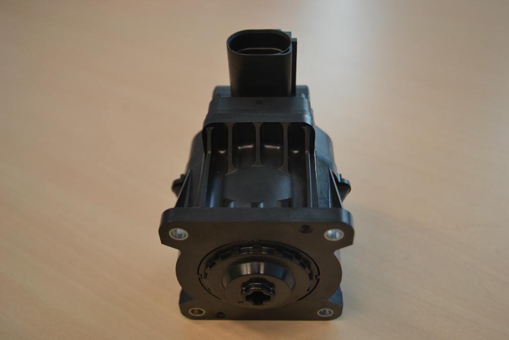 Een gelijkstroom elektromotor met –volgens opgave- onder andere de volgende uiterlijke en technische kenmerken:
- in een behuizing;
- een interne rotor;
- een stator;
- een driefasenwikkeling;
- contactborstels;
- een TYCO 284716-3 connector;
- een bevestigingsflens met een afmeting van 59 x 59 mm;
- een voedingsspanning van 12 Volt;
- een vermogen van 24,6 Watt;
- een temperatuurbereik van -30°C tot +130°C;
- een hoogte van 77,3 mm;
- een gewicht van 460 gram.   
De motor is bestemd voor een EGR-klep voor dieselmotoren.