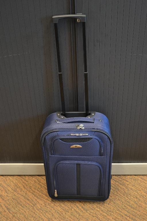 Een reiskoffer, zijnde een zogenoemde trolley met onder andere de volgende kenmerken:
- een buitenkant van synthetische textielvezels van -volgens opgave- polyester;
- een hoofdvak, afsluitbaar met 2 ritssluitingen;
- de binnenzijde van het hoofdvak is voorzien van 2 elastische sluitbanden; 
- de binnenzijde van de afsluitklep van het hoofdvak is voorzien van een insteekvak met ritssluiting;
- aan de voorzijde voorzien van 2 extra vakken afsluitbaar met ieder 2 ritssluitingen;
- een telescopische handgreep die in de trolleykoffer kan worden geschoven;
- een handgreep aan de bovenzijde en een handgreep aan de zijkant;
- voorzien van de firmanaam aan de voorzijde; 
- aan de onderzijde voorzien van 2 kunststof wieltjes en 2 kunststof steuntjes;
- afmetingen van ongeveer 54 x 36 x 19 (h x b x d) cm.