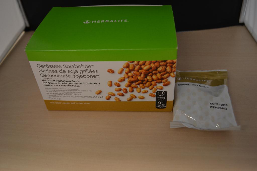Sojabonen met -volgens opgave- de volgende kenmerken en ingrediënten:
- geroosterd;
- een lichtbruine kleur;
- zout;
- zonnebloemolie;
- zonder toegevoegde suiker;
- geen alcohol bevattend;
- op andere wijze bereid of verduurzaamd;
- in een verpakking met een netto-inhoud per onmiddellijke verpakking van niet meer dan 1 kilo.
De sojabonen zijn opgemaakt voor de verkoop in het klein en zijn verpakt in zakjes van 21,5 gram nettogewicht. De zakjes worden aangeboden per 12 stuks in een kartonnen doos.