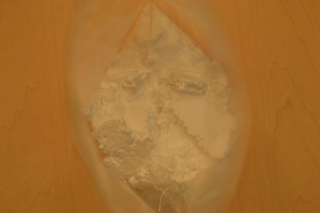 Polytetrafluorethyleen (PTFE) met onder meer de volgende kenmerken en eigenschappen:
- in de vorm van witte brokjes;
- een smeltpunt van -volgens opgave- 327-342°C;
- verpakt in kartonnen vaten.