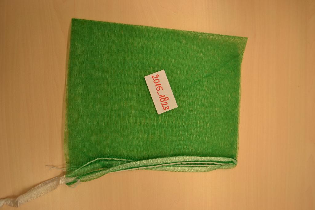 Een zak voor verpakkingsdoeleinden met onder andere de volgende kenmerken:
- vervaardigd van een brei- of haakwerk van -volgens opgave- gespoten draad van polyethyleen 
  met een dwarsdoorsnede van minder dan 1 mm;
- aan de bovenzijde voorzien van een tunnel met een aantrekstrip;
- aan de onderzijde gesloten door middel van een locksteek;
- bestemd voor het verpakken van bijvoorbeeld fruit, groenten of schaal- en schelpdieren;
- afmetingen van ongeveer 50 x 31 cm.