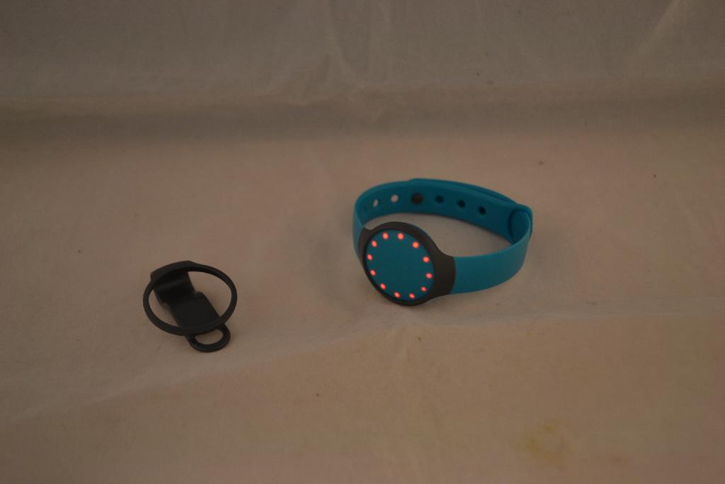 Een schredenteller gecombineerd met een bewegingsmeter met onder meer de volgende kenmerken:
- een elektronisch werkende schredenteller (pedometer);
- kan om de pols worden gedragen of met een clip op de kleding worden bevestigd;
- geplaatst in een voorgevormde behuizing van kunststof;
- 12 led-indicatoren om de voortgang van de activiteiten aan te geven;
- het artikel heeft in gesloten toestand afmetingen van ongeveer 6,5 x 3,5 cm;
- werkend op een batterij;
- bluetooth technologie voor communicatie met een smartphone.
De schredenteller wordt door middel van een applicatie verbonden met een smartphone waar de voortgang van de te behalen doelen afgelezen kan worden.
De kenmerkende hoofdfunctie van het gecombineerde apparaat wordt toegekend aan de schredenteller zoals bedoeld bij GS-post 9029 van de gecombineerde nomenclatuur.