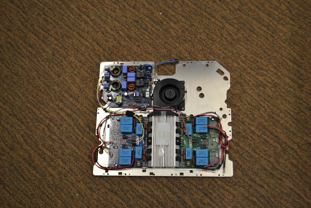 Een inverter module voor een inductiekookplaat met onder meer de volgende uiterlijke en technische kenmerken:
- een aluminium plaat voorzien van diverse bevestigingspunten;
- 2 inverter modulen om stroom te leveren aan de linker en rechter inductiespoelen;
- een besturingseenheid voor het aansturen van de inverter modulen en de koelventilator;
- een aluminium koelelement met een ventilator;
- diverse kabels voor het aansluiten op een inductieglasplaat;
- een totaal te leveren vermogen van 7,2 kW;
- wordt aangesloten op 230 Volt.
Het geheel is te onderkennen als een deel van een inductiekookplaat zoals bedoeld bij GS-post 8516 van de gecombineerde nomenclatuur.