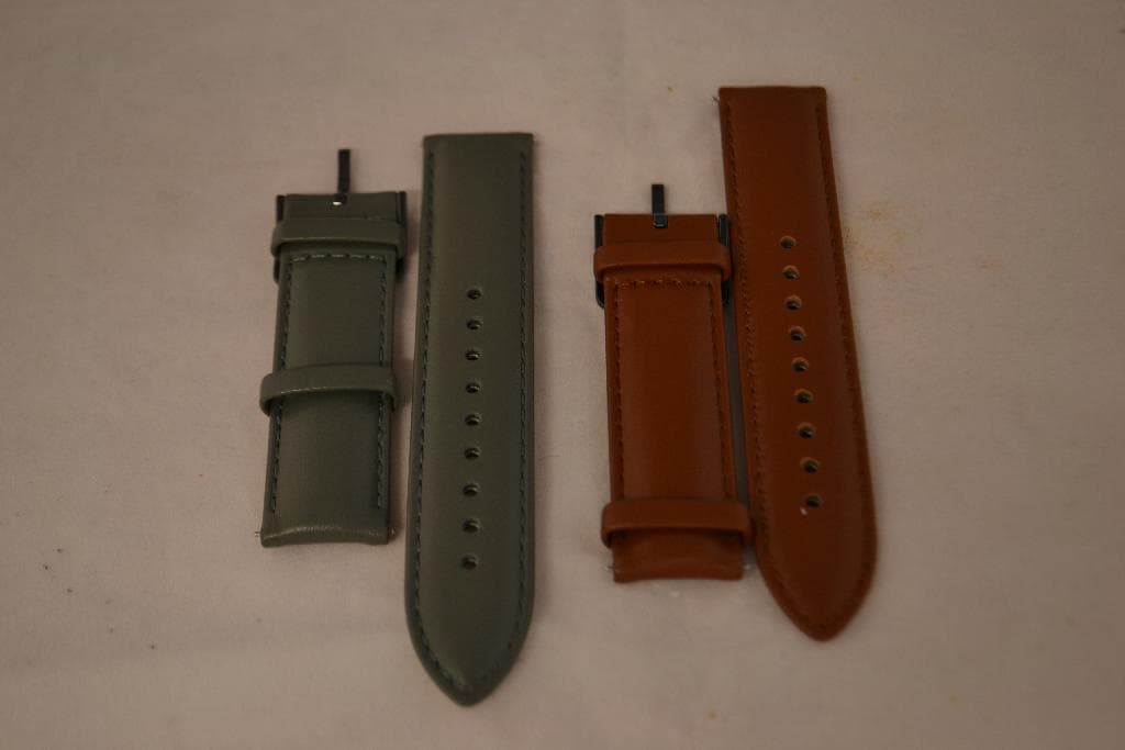 Een verwisselbare polsband voor een zogenoemde smart watch met onder andere de volgende kenmerken:
- vervaardigd van -volgens opgave- leder;
- voorzien van een sluiting van onedel metaal;
- 2 delig;
- verstelbaar door middel van een metalen pinnetje en gaatjes in de band op regelmatige afstand;
- een pennetje aan beide zijden voor bevestiging aan de smart watch;
- kan ook gebruikt worden bij conventionele horloges.