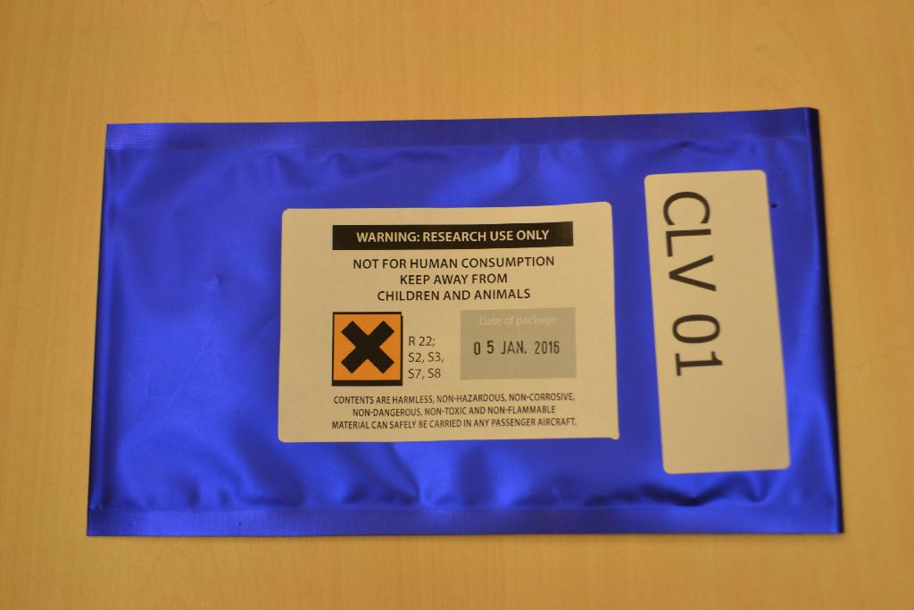 Een organisch chemisch product met –volgens opgave- onder meer de volgende kenmerken en eigenschappen:
- in de verschijningsvorm van witte brokjes;
- 1-(4-chloorfenyl)-2-(methylamino)propan-1-on.
Het product wordt aangemerkt als een aminoketon zoals bedoeld bij GS-post 2922 van de gecombineerde nomenclatuur.