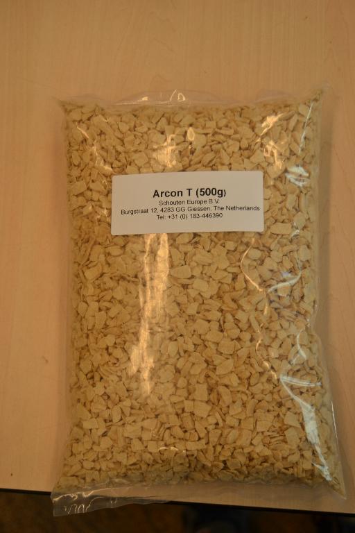 Een product voor menselijke consumptie met -volgens opgave- onder andere de volgende kenmerken en ingrediënten:
- in de verschijningsvorm van beige vlokken; 
- getextureerde soja proteïne concentraat;
- verpakt in papieren zakken met een netto-inhoud van ongeveer 11 kg;
- bestemd voor de voedingsmiddelenindustrie.
Het betreft een soja-eiwitconcentraat, bevattende –volgens opgave- geen of minder dan 1,5% van melk afkomstige vetstoffen en geen of minder dan 5% sacharose, isoglucose, glucose of zetmeel bevattend, met een op basis van het gewicht van de droge stof berekend eiwitgehalte van 65 of meer doch niet meer 90 gewichtspercenten, in poeder- of getextureerde vorm, zoals bedoeld bij GN-onderverdeling 2106 10 20 van de gecombineerde nomenclatuur.